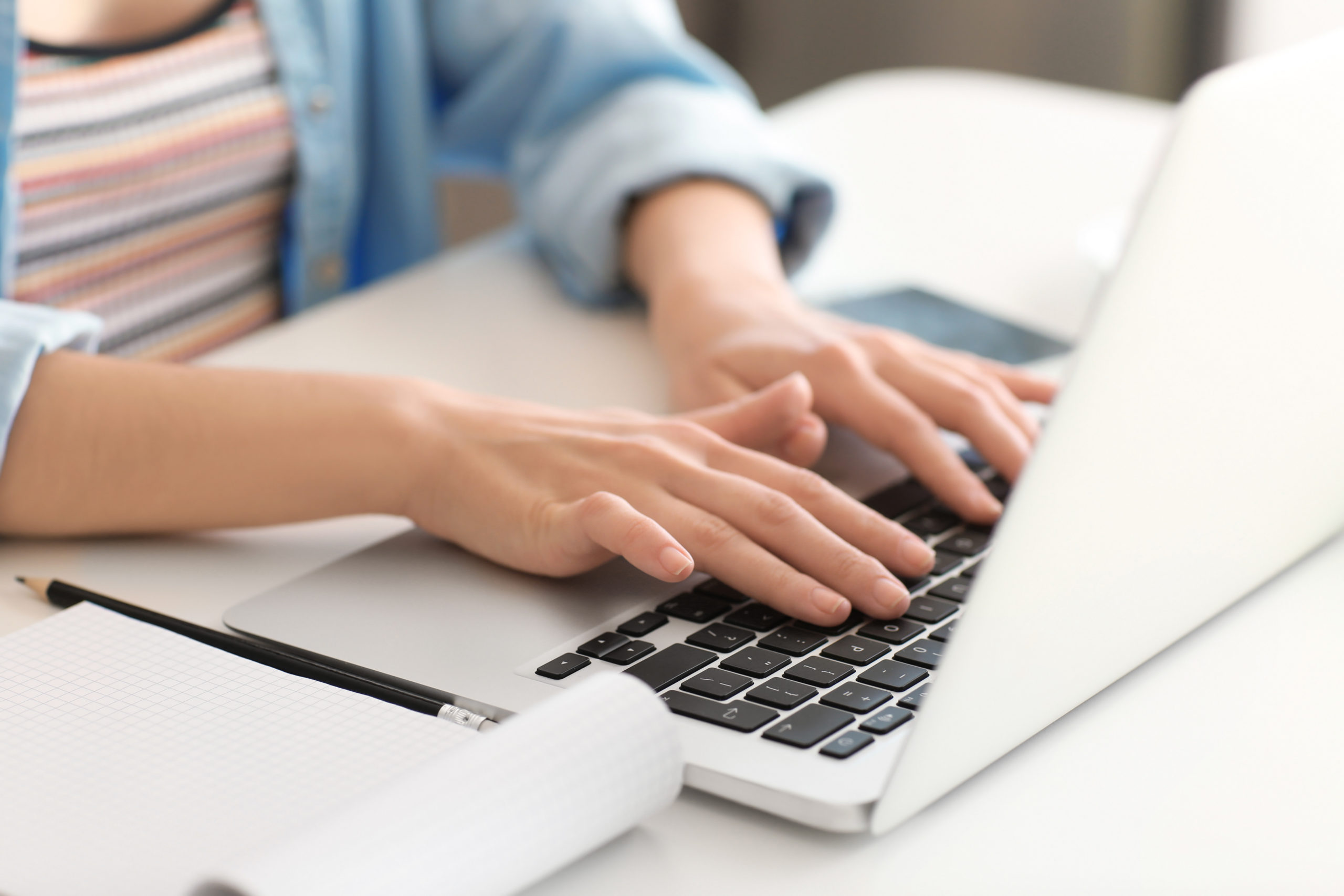 Frau arbeitet am Laptop