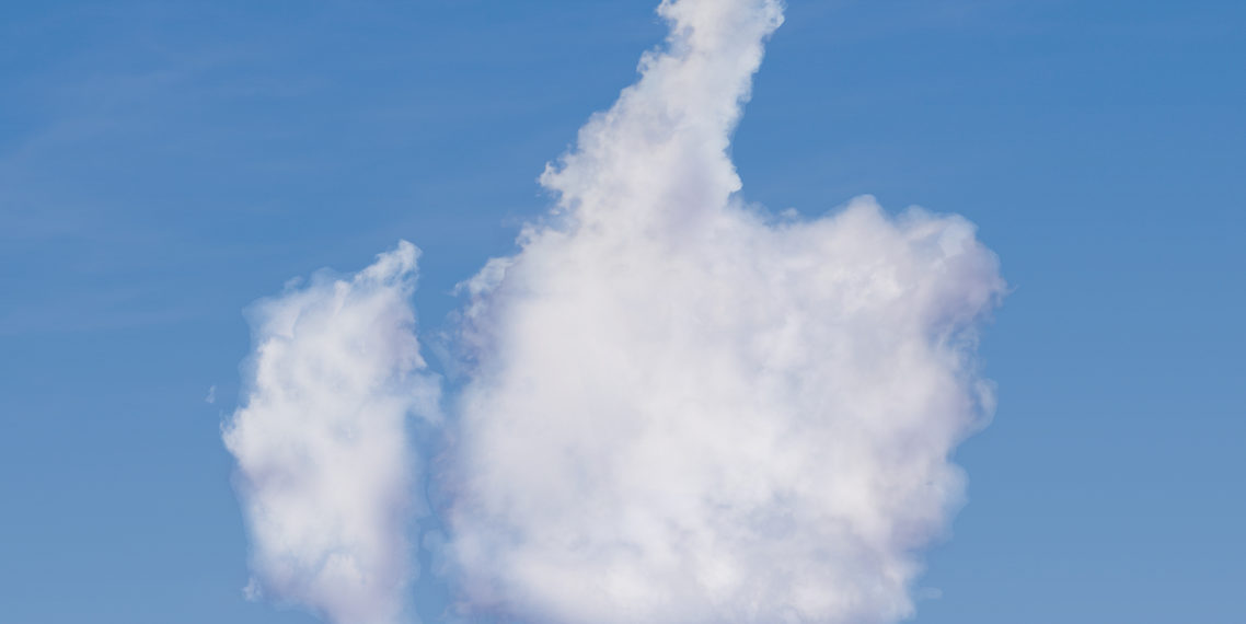 Das Bild zeigt eine Wolke in Form eines Daumens, der nach oben zeigt.