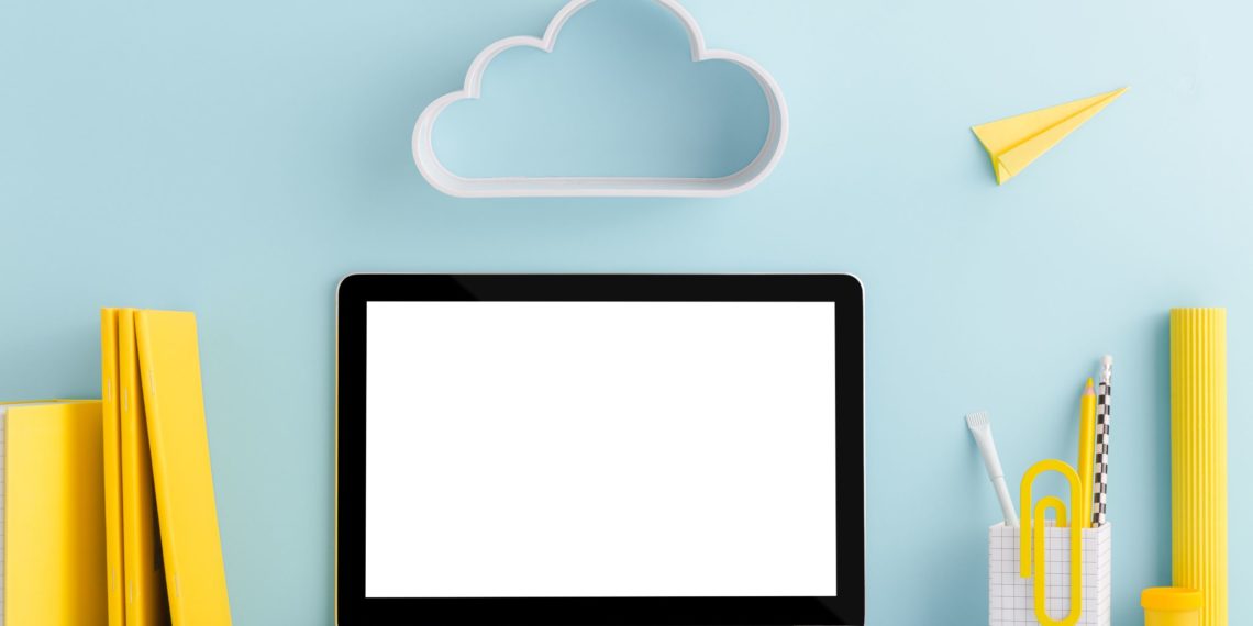 Cloud über Laptop, aufsteigender Papierflieger
