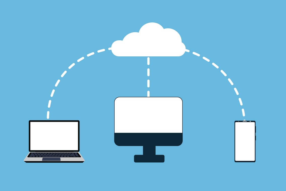 Das Symbolbild zeigt einen Laptop, einen PC sowie ein Smartphone, die alle mit der über ihnen schwebenden Wolke verbunden sind.