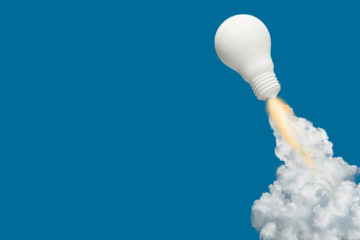 Das Symbolbild zeigt eine weiße Glühbirne, die wie eine Rakete in die Luft startet.