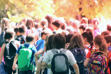 Gruppe von Kindern mit Rucksäcken im Freien